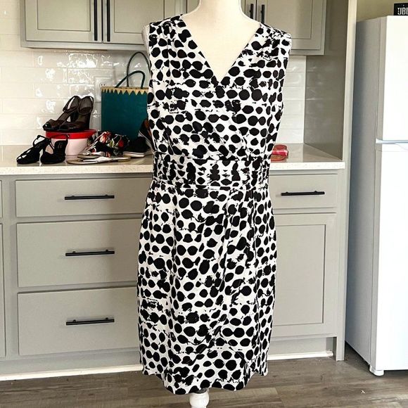 H&M Black and White V-Neck Dress Cummerbund Waist Size 12 - Picture 1 of 9